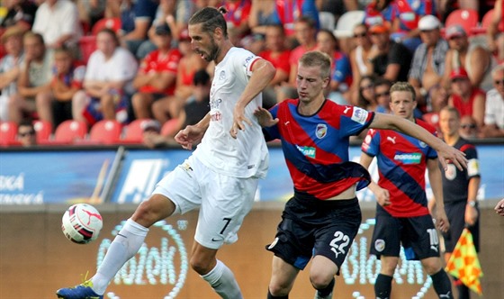 Plzeský stoper Jan Baránek (vpravo) hlídá útoníka Slovácka Libora Doka.