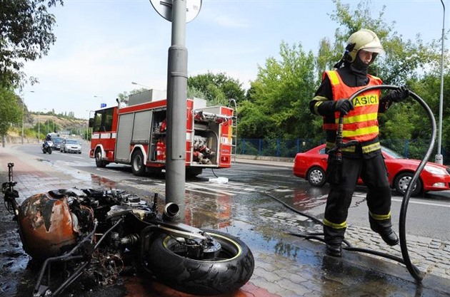 Motorka zaala po nárazu do zdi hoet.