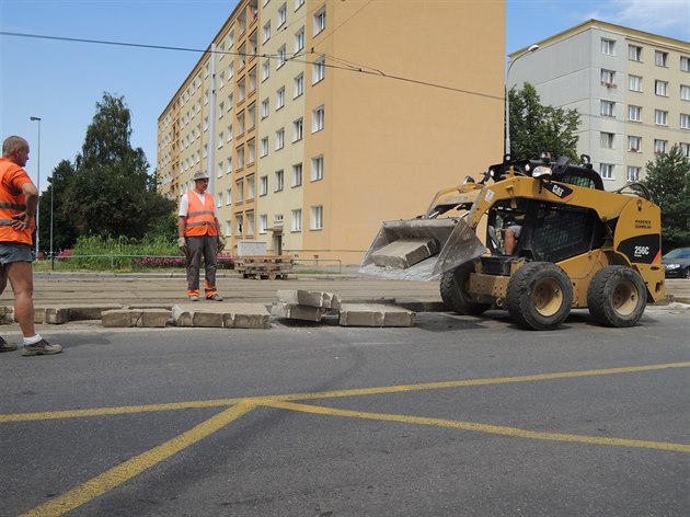 Rekonstrukce tramvajové trati na sídliti Petiny