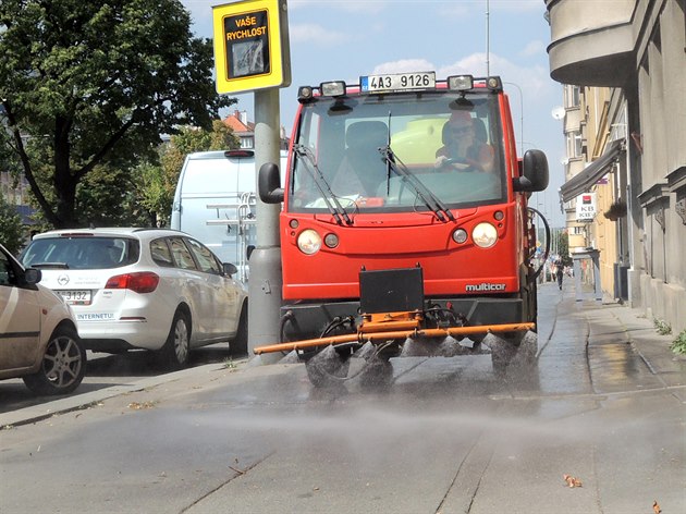 Kropicí vz vera bhem tropických veder chladil chodník