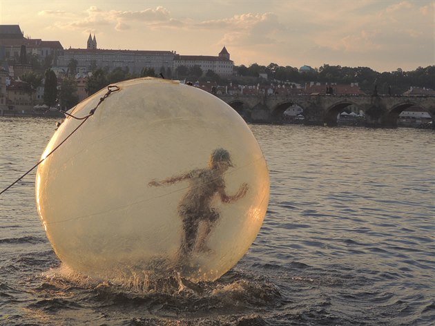 Zorbing na Vltav