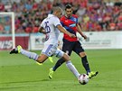 DLOUHÝ NÁKOP DOPEDU. Tal Ben Haim, obránce Maccabi Tel Aviv, napahuje k...