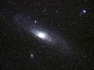 LETNÍ JÍZDA: Galaxie M31 v Andromed, spolu s M110 (dole). "Hvzda" nalevo...