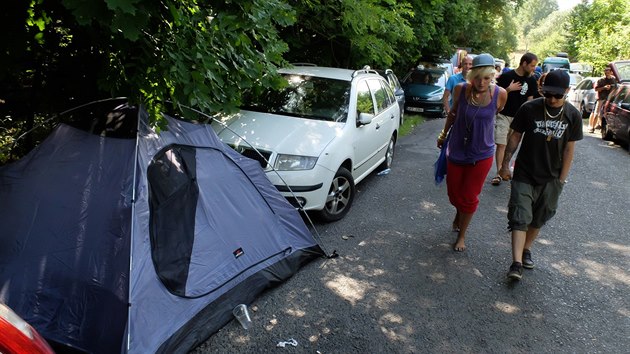 Na technoparty na Teplicko dorazily odhadem 4 tisce lid, i kdy poadatel nahlsili soukromou akci pro 400 lid. astnci parkuj a stanuj podl silnice. (2. srpna 2015)