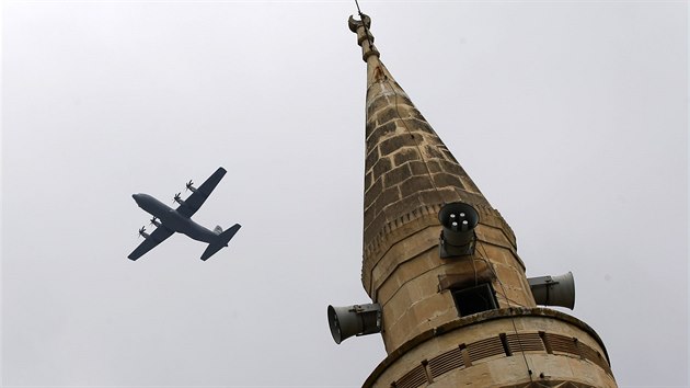 Letoun americkho letectva startuje ze zkladny Incirlik na jihu Turecka. (28. ervence 2015)