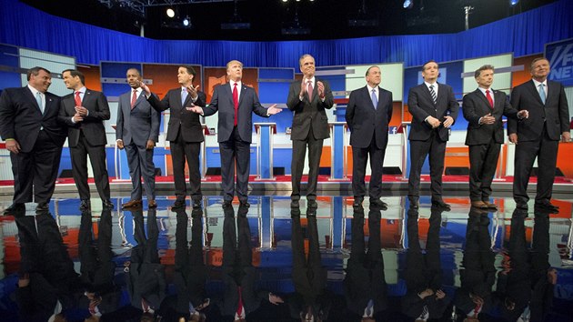 Debata republiknskch kandidt na prezidenta USA. Zleva: Chris Christie, Marco Rubio, Ben Carson, Scott Walker, Donald Trump, Jeb Bush, Mike Huckabee, Ted Cruz, Rand Paul a John Kasich. (6. srpna 2015)