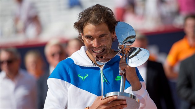 panlsk tenista Rafael Nadal ochutnv trofej z antukovho turnaje v Hamburku.