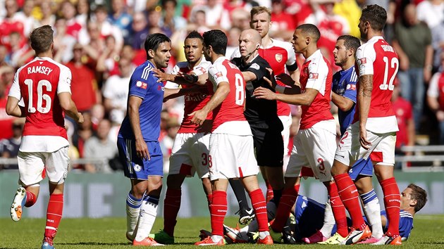 Finle anglickho Superpohru mezi fotbalisty Chelsea a Arsenalu provzely emoce.
