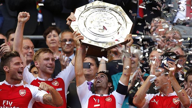 Fotbalist Arsenalu oslavuj zisk anglickho Superpohru.