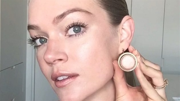 Modelka a zakladatelka znaky Wander Beauty Lindsay Ellingsonov se svm oblbenm rozjasovaem.