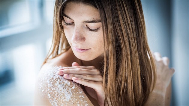 Tělový peeling pomůže pleť obrousit, projasnit a zjemnit.