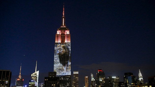 Na Empire State Building se v noci na nedli objevil obraz lva Cecila, kterho zastelil americk zuba (1. srpna 2015).