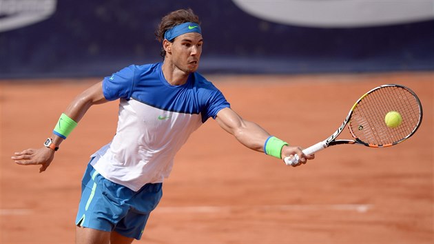 Rafael Nadal se natahuje pro mek bhem semifinle turnaje v Hamburku.