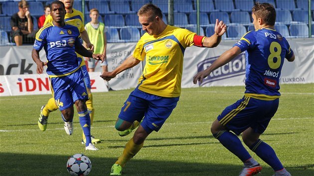 Luk eleznk se sna pekonat protihre v zpase FC Fastav Zln - FK Vysoina Jihlava.