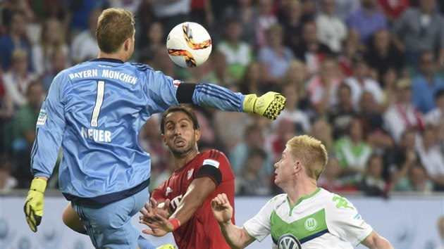 Brank Manuel Neuer let vzduchem pi superpohru mezi Bayernem a Wolfsburgem.