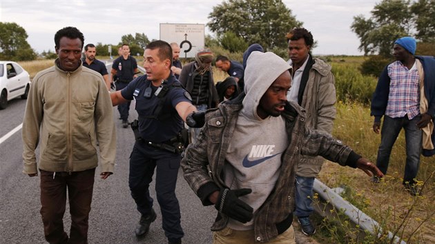 V oblasti kolem Calais pobv kolem 4 000 migrant a o pechod do Britnie se kad den pokouej odhadem stovky z nich (3. srpna 2015)