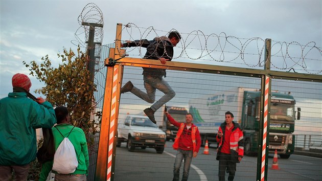 V oblasti kolem Calais pobv kolem 4 000 migrant a o pechod do Britnie se kad den pokouej odhadem stovky z nich (3. srpna 2015)