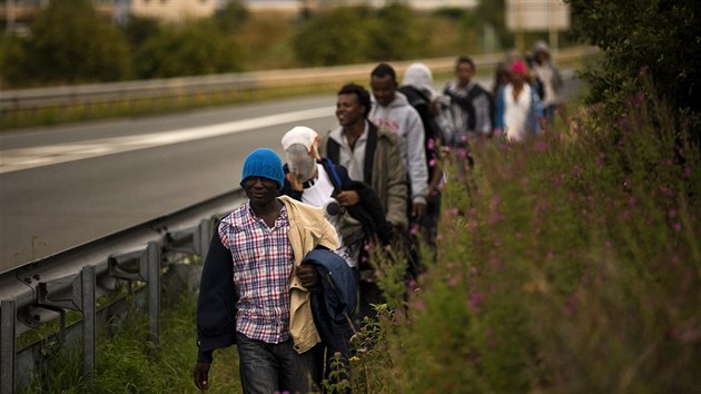 V oblasti kolem Calais pobv kolem 4 000 migrant a o pechod do Britnie se kad den pokouej odhadem stovky z nich (3. srpna 2015)