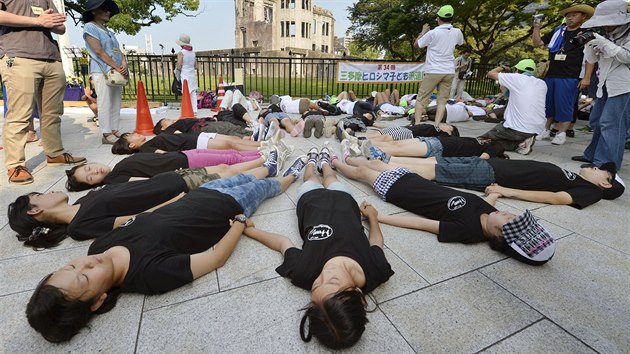 Japonci si pipomnaj 70 let od svren atomov bomby na Hiroimu (6. srpna 2015)