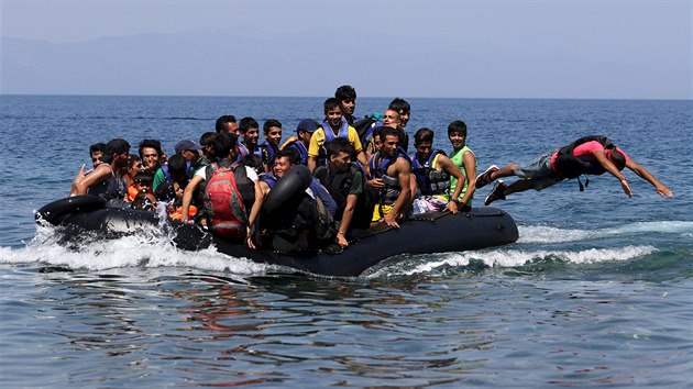 Uprchlci piplouvaj k pobe eckho ostrova Lesbos (6. srpna 2015)