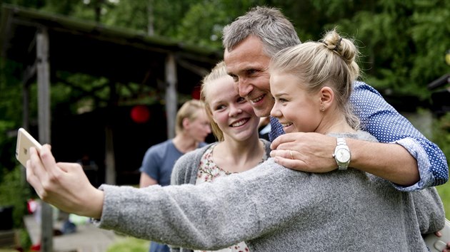 Mezi astnky ptenho oteven tbora pijeli i tehdej stranit pedstavitel a tak tehdej premir Jens Stoltenberg (7. srpna 2015)