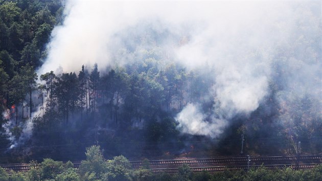 Ohe vypukl i vedle eleznin trati mezi Brandsem nad Labem a Starou Boleslav (6. srpna 2015).
