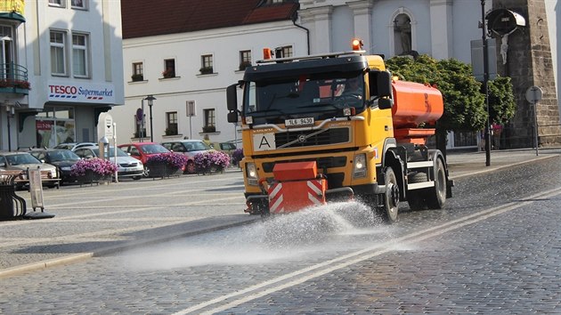 V turisty naplnnm eskm rji zaali ochlazovat ulice. Pracovnci technickch slueb tak jezd po Turnov s kropic cisternou (7. srpna 2015).