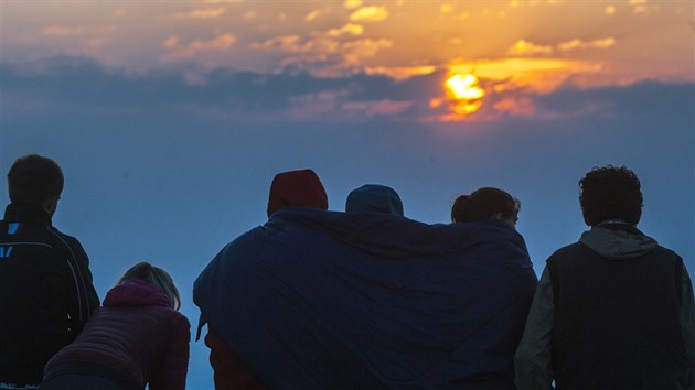 Asi edesát lidí vyrazilo na Snku pivítat horký den (7. srpna 2015).