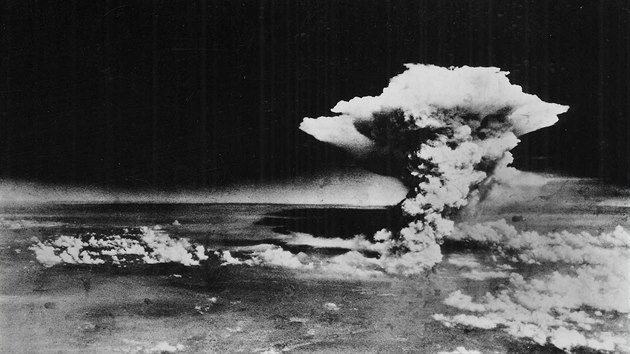 Pohled na Hiroimu asi hodinu po svren atomov bomby (6. srpna 1945)