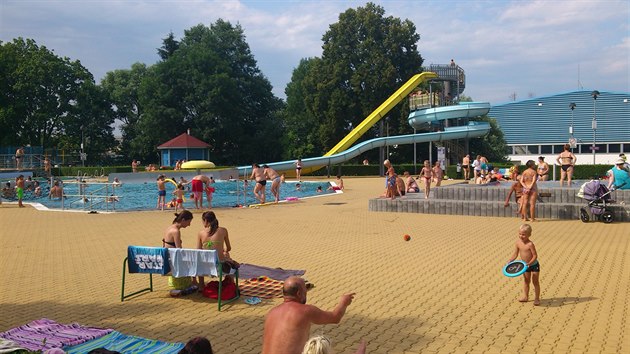 Moravskotebovsk aquapark se odliuje od jinch koupali relativn nzkm vstupnm a diouhou sezonou.