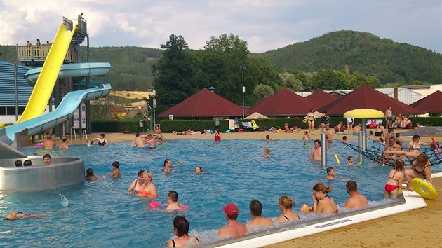 Moravskotebovsk aquapark se odliuje od jinch koupali relativn nzkm vstupnm a diouhou sezonou.