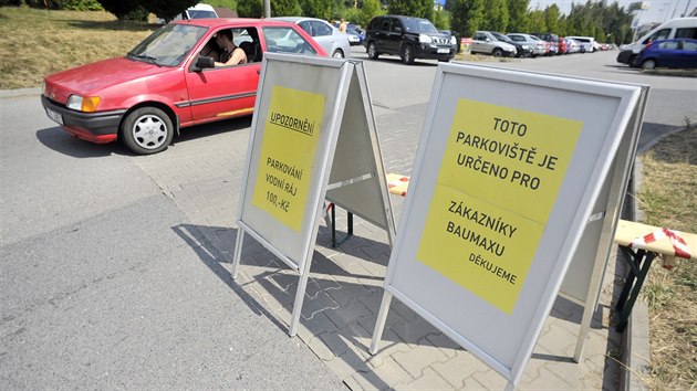 Hobbymarket zpoplatnil parkovit pro ty, kdo u nj jen odstav auto a nenakoup. (7. srpna 2015)