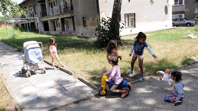 Kritici poukazuj na to, e i ivot v obecnch bytech v Ostrav-Radvanicch pipomn romsk ghetto.