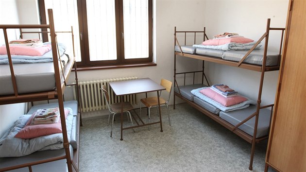 Zde budou zadržení běženci přespávat. (6. srpna 2015)