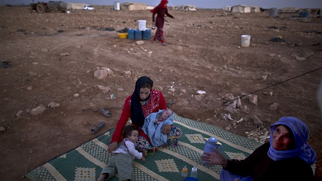 Devatenctilet Syanka Rukaja Ahmadov chov sv dti na dece vedle sv tchyn na pedmst Mafraku nedaleko syrsk hranice. (23. ervence 2015)