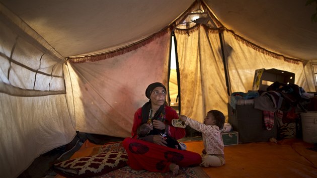 Syrsk uprchlice Wazeera Elaiwi se svmi dtmi ve stanu v neoficilnm tboiti na pedmst msta Mafrak v Jordnsku (26. ervence 2015)