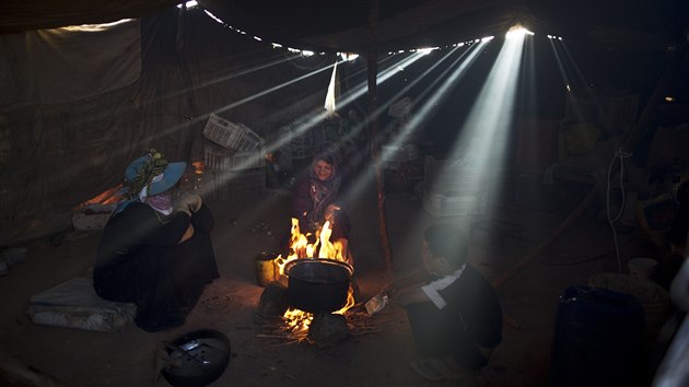 Syrt uprchlci va ve svm stanu v neoficilnm tboiti na pedmst Mafraku v Jordnsku. (26. ervence 2015)