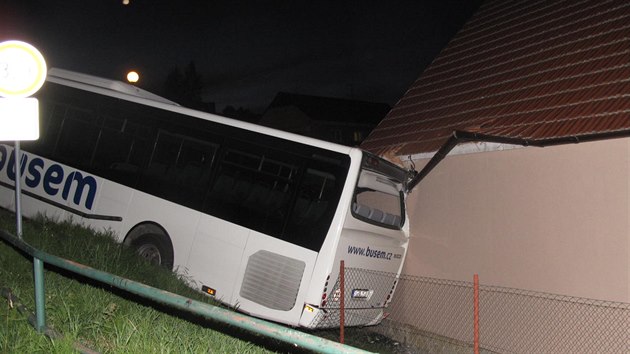 Autobus se ve Vtn rozjel a narazil do domu.