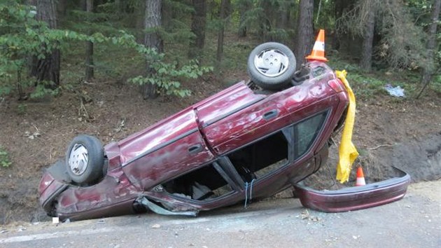 Auto skonilo po nrazu do svahu otoen na stechu.