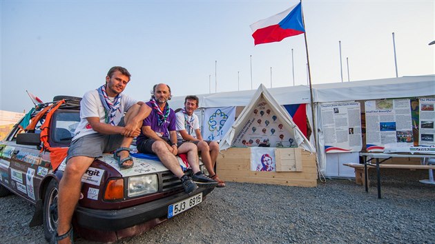 kodovki v ter 4. srpna dorazili na jamboree do Japonska. Vyfotil se s nimi i f svtov skautsk organizace,