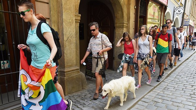 Do prvnho ronku pochodu Rainbow Pride Olomouc se zapojilo zhruba osm destek lid (1. srpna 2015).