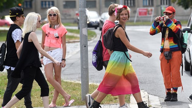 Do prvnho ronku pochodu Rainbow Pride Olomouc se zapojilo zhruba osm destek lid (1. srpna 2015).