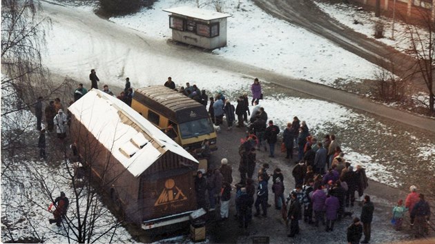 U autobusov prodejny v Karvin se stvaly dlouh fronty. V roce 1993 (na snmku) teba na pivo, ocet, tatarku i toaletn papr.