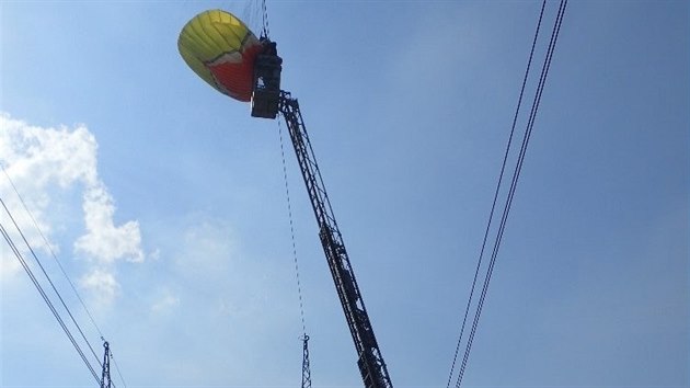 Hasii sundvali na okraji Tince z drtu vysokho napt mladou paraglidistku.