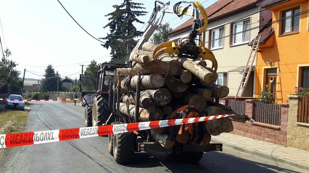 Traktor strhl v obci na Brnnsku drty elektrickho veden a udlal tm dru do rodinnho domu.