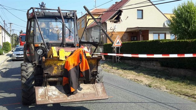 Traktor strhl v obci na Brnnsku drty elektrickho veden a udlal tm dru do rodinnho domu.