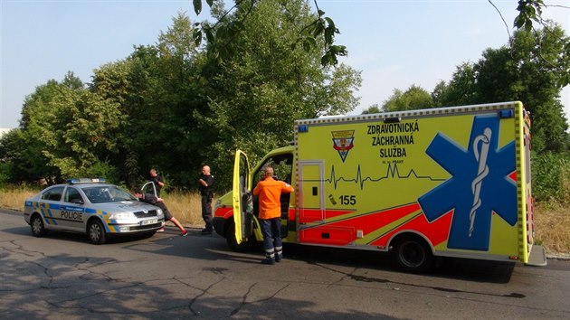 Dva opil mladci povvali na zchrane, kte jeli pro pacienta s alergickou reakc. Pak po jejich aut hodili lhev s pivem (9. srpna 2015).