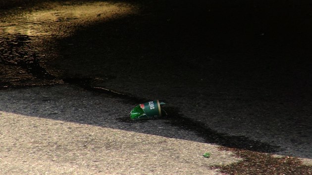 Dva opil mladci povvali na zchrane, kte jeli pro pacienta s alergickou reakc. Pak po jejich aut hodili lhev s pivem (9. srpna 2015).