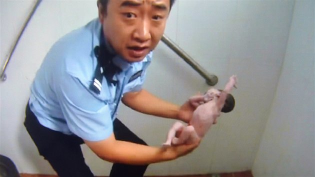 nt policist vythli z odpadn roury na veejnch toaletch novorozen (2. srpna 2015)