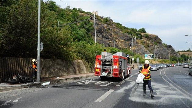 Motorka zaala po nrazu do zdi hoet.